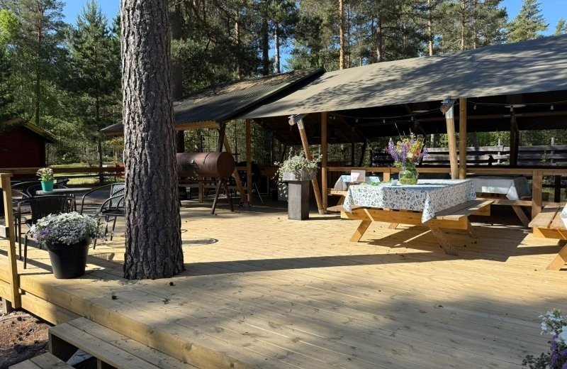 BBQ tent met terras en bloemen op Rådastrands Camping